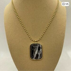 Elegant Gold Pendant Necklace